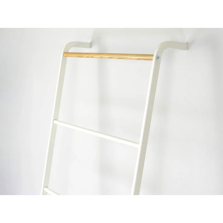 Yamazaki Garderobenständer Tower Kleiderständer 45x162cm Handtuchleiter Kleiderleiter Garderobe, Handtuchhalter, Universalständer, weiß Metall mit Holzakzenten – Bild 3