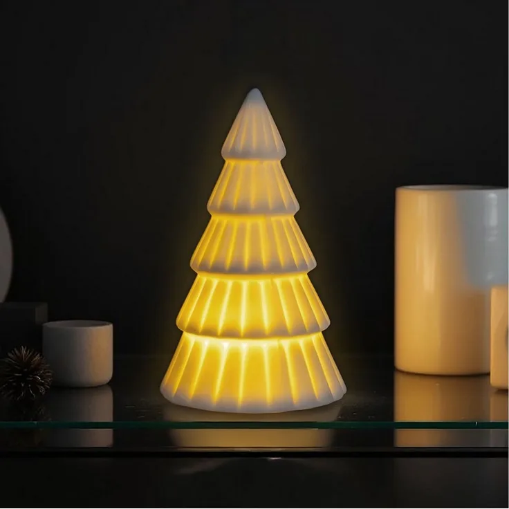 Spetebo LED-Dekofigur LED Porzellan Weihnachtsbaum matt weiß (Anzahl, 1 St, Stück), verstecktes Batteriefach