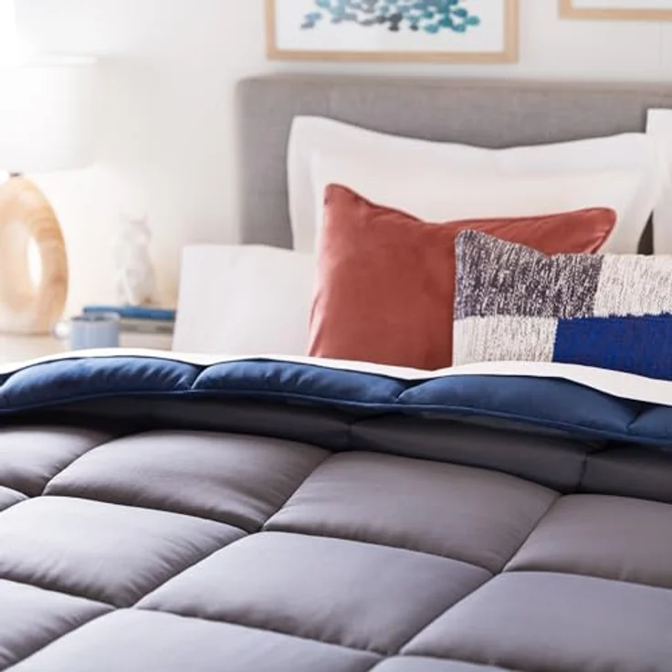 Linenspa 4 Jahreszeiten Bettdecke aus Microfaser – Ganzjahresdecke – Ultraweich – Steppdecke 220x240 cm, Navy Blau / Dunkelgrau – Bild 8