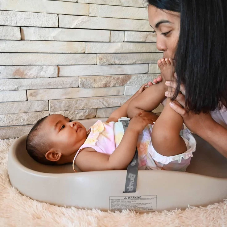 Bumbo Baby Wickelunterlage - Leicht zu reinigende Wickelunterlage mit Sicherheitsgurt - Anti-Roll-Wickelunterlage - Taupe – Bild 4