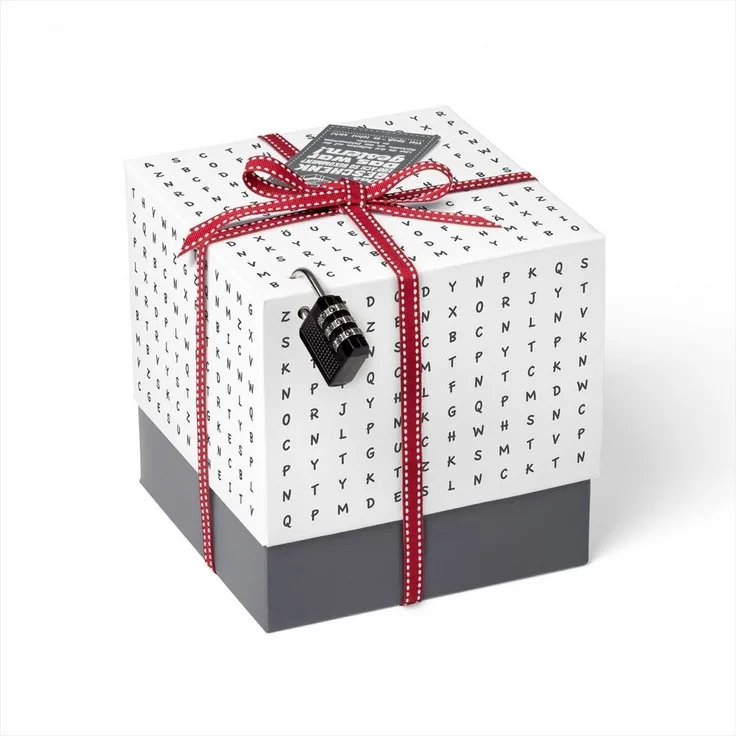 SURPRISA Geschenkbox Rätzel Geschenkbox, Geldgeschenk Verpackung & Gutschein Geschenk Box (inkl. 3-stelligem Zahlenschloss), Geschenkkarton Buchstaben-Rätsel, 16,5 x 16,5 x 16,5 cm, weiß
