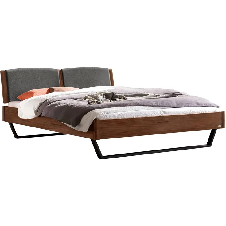 Hasena Massivholzbett Marola Nussbaum, gepolstertes Kopfteil 180x210 cm, Fußhöhe 20 cm – Lounge