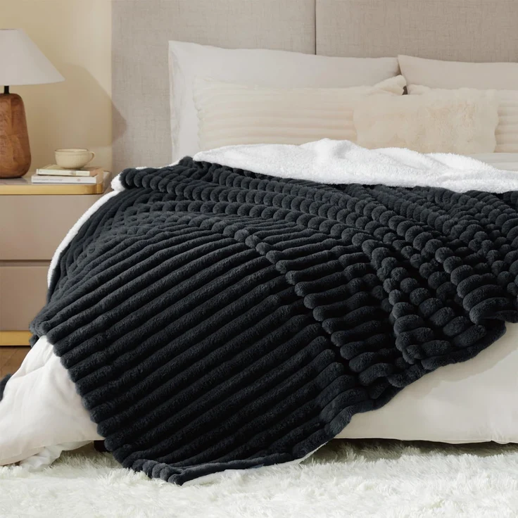 BEDELITE Kuscheldecke Flauschig Decke Extra Groß - Dicke Sherpa Decken Schwarz 230x270 für Bett, warme Cord Kuscheldecken weiche Fleecedecke Wohndecke als Tagesdecke für Schlafzimmer – Bild 2