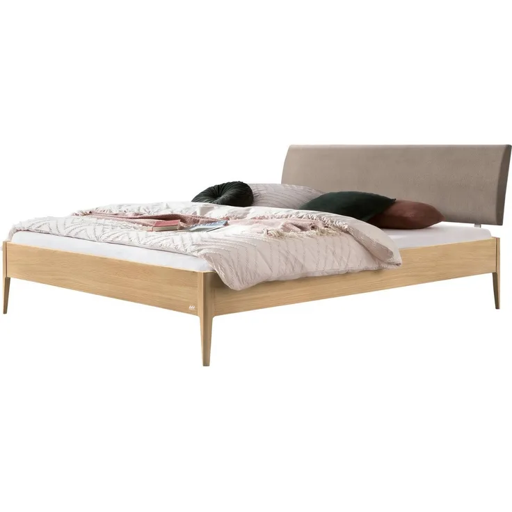 Hasena Bett Sestola Eiche bright mit gepolstertem Kopfteil, Bezug Pace Sand 140x200 cm, Fußhöhe 20 cm – Lounge