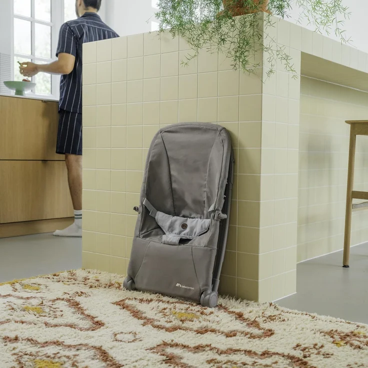 Bebeconfort Aster, Babywippe, 0–2 Jahre, Leichtgewicht (2,7 kg), ultra-kompakt zusammenklappbar, verstellbare Rückenlehne, Polsterkissen, abnehmbarer Spielbogen, 3-Punkt-Gurt, Tinted Graphite – Bild 9