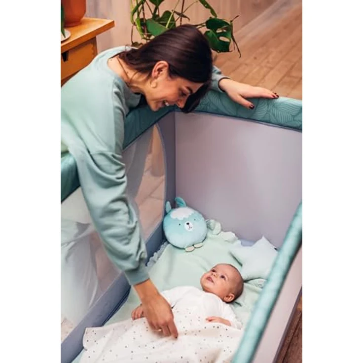 Momi BELOVE Reisebett für Kinder bis 15 kg Körpergewicht, B65 x L125 x H78 cm (faltbar 21 x 23 x 80 cm), Kinderreisebett mit Matratze, 2 Rädern, Transporttasche – Bild 3