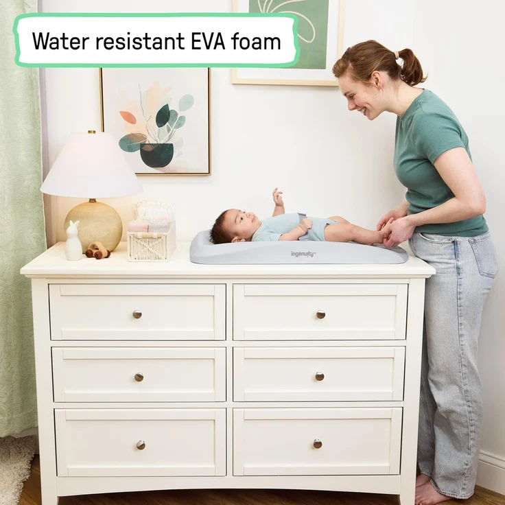Ingenuity, Comfy Clean Wickelauflage, wasserdichter EVA-Schaum, leicht abwischbares Polster mit Sicherheitsgurt & rutschfester Unterseite, passend für Standardtische 79x43 cm, ab Neugeborenen – Bild 5