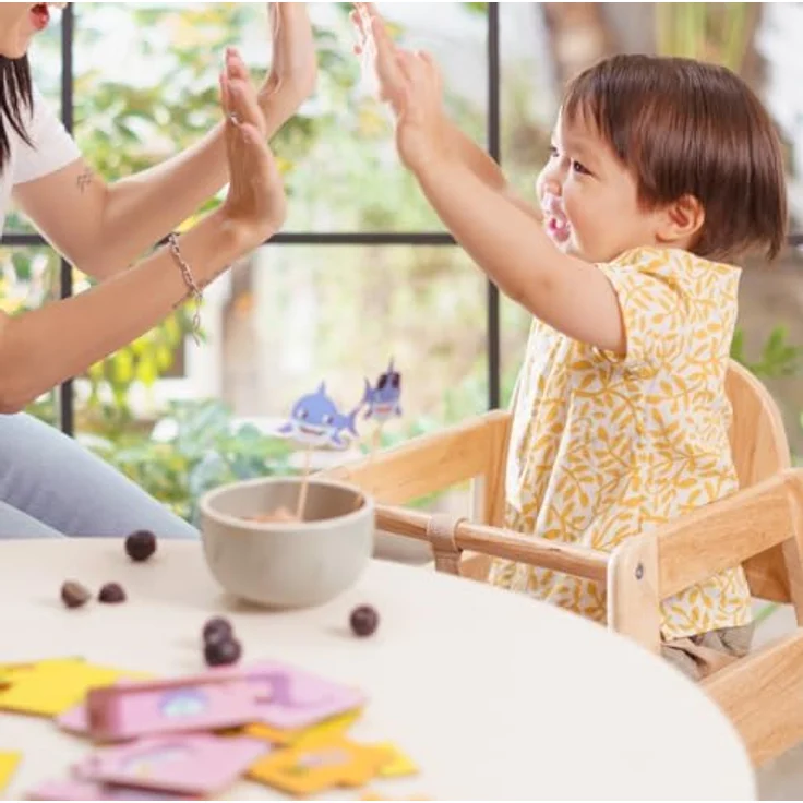 Safetots Einfach stapelbarer Holzhochstuhl, Naturfarben, Hochstuhl für Baby und Kleinkind, Stilvoll und praktisch, Babyhochstuhl für Ihr Zuhause oder platzsparender Hochstuhl für Restaurants. – Bild 2
