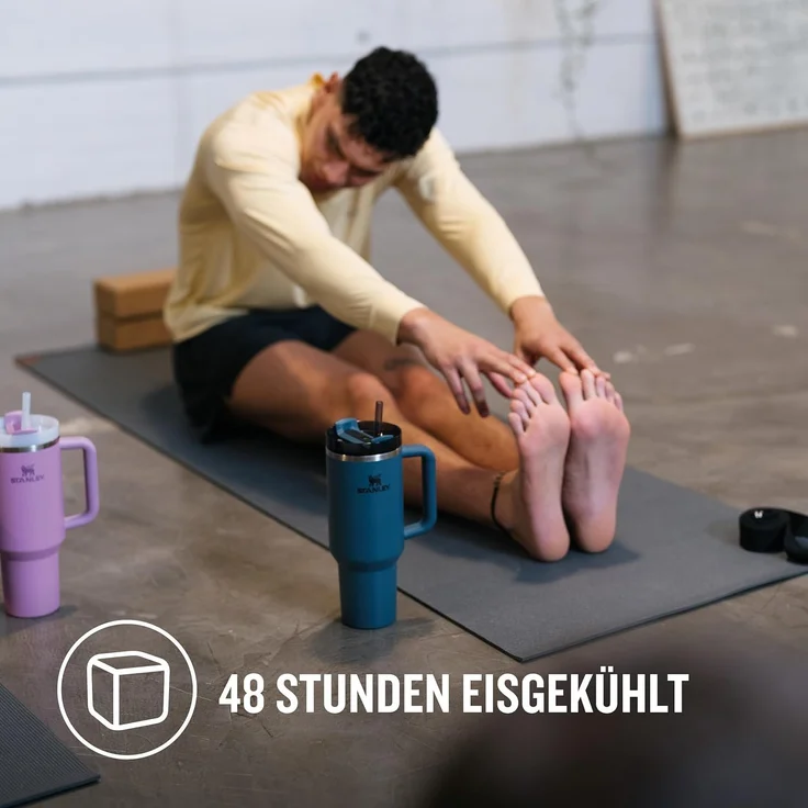 Stanley Quencher H2.0 FlowState Trinkflasche mit Strohhalm 1.2L - Thermobecher Kühlt 11 Stunden - 48 Stunden Eisgekühlt - Spülmaschinenfest - Thermosflasche BPA Frei - Kaffeebecher To Go - Blue Spruce – Bild 3
