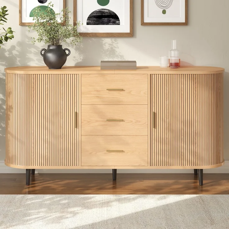Merax Sideboard mit drei Schubladen mittig und Schiebetüren an den Seiten, gebogenes Design mit vertikaler Rillenverkleidung, Metallgriffe, Rohr-Eisenfüße, Aufbewahrungsschrank, Natur – Bild 1