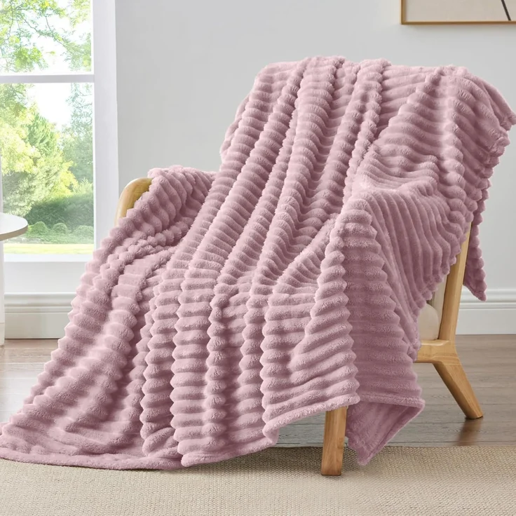 BEDELITE Kuscheldecke Flauschig Decke 150x200 - weiche XL Flanell Decken Beerenviolett für Couch, Deko Streifen Cord Fleecedecke als Couch Überwurf für Wohnzimmer, Twin Blanket Wide Use – Bild 7