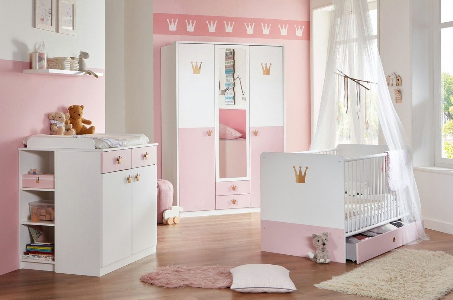 Babyzimmer Cindy Kinderzimmer Komplett Set in Weiß und Rosé in verschiedenen Varianten wählbar - 7 teilig , 3 türiger Kleiderschrank + Babybett + Wickelkommode + Umbauseiten + Bettschubkasten + Seitenregal + Wandboard