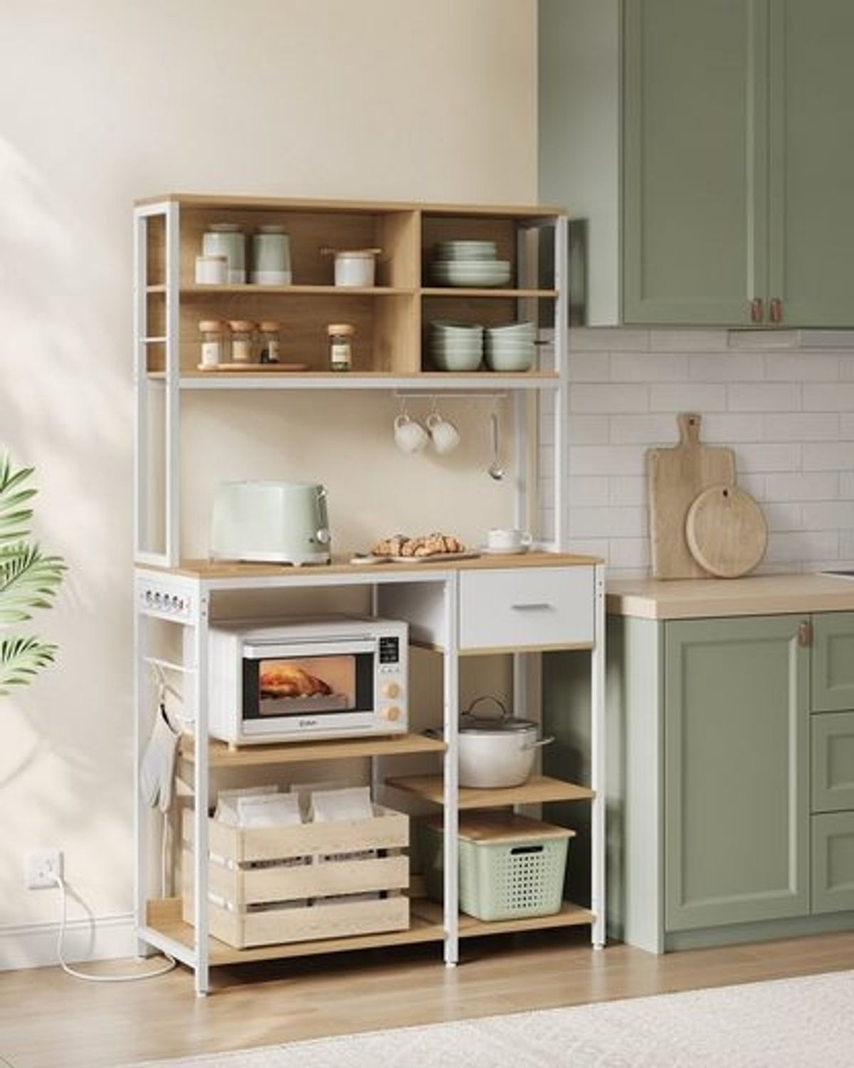 Vasagle Küchenregal mit Steckdosen, Standregal, Mikrowellen-Regal mit verstellbaren Ablagen, Stoffschublade, 12 Haken, für Mikrowelle, Regal für Küche, Goldeichenfarben-Wolkenweiß