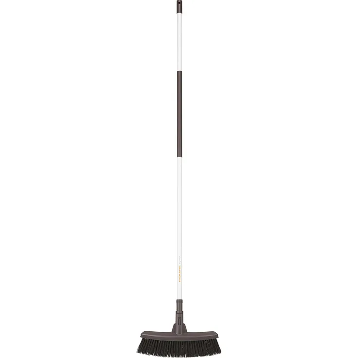 Fiskars Light Besen, Terrassenbesen für glatte Oberflächen, Mit Soft-Griff, Länge 1,6 m, Light, Weiß-Schwarz, 1025927