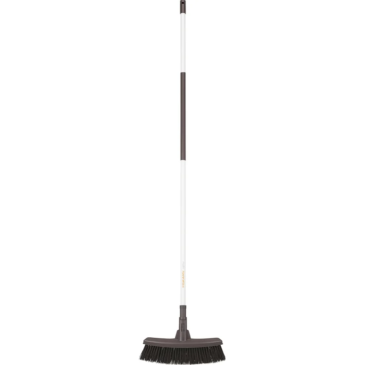 Fiskars Light Besen, Terrassenbesen für glatte Oberflächen, Mit Soft-Griff, Länge 1,6 m, Light, Weiß-Schwarz, 1025927 – Bild 1