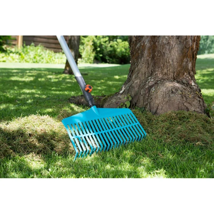 GARDENA combisystem-Rechenbesen: Handlicher Zinkenbesen zum Zusammenfegen von Laub und Grasschnitt, mit robusten Kunststoffzinken, Arbeitsbreite 43 cm (3101-20) – Bild 4