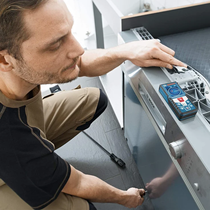 Bosch Professional Laser Entfernungsmesser GLM 500 (Arbeitsbereich: 0,05 50 m, Neigungswinkel: 0 360°, Messgenauigkeit: +-- 1,5 mm, 2 Batterien, AAA, in Kartonschachtel) – Bild 2