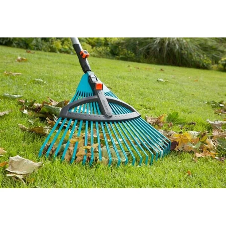 GARDENA combisystem Kunststoff-Laubrechen mit Holzstiel (03099-30) Verstellbesen, 130 cm Länge, 52 cm Breite – Bild 3