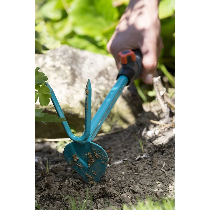 GARDENA combisystem-Kleinhäckchen: 2-Zinken-Doppelhacke zum Lockern des Bodens, Arbeitsbreite 6 cm, spitze Form, ergonomischer Griff, Korrosionsschutz (8911-20) – Bild 3