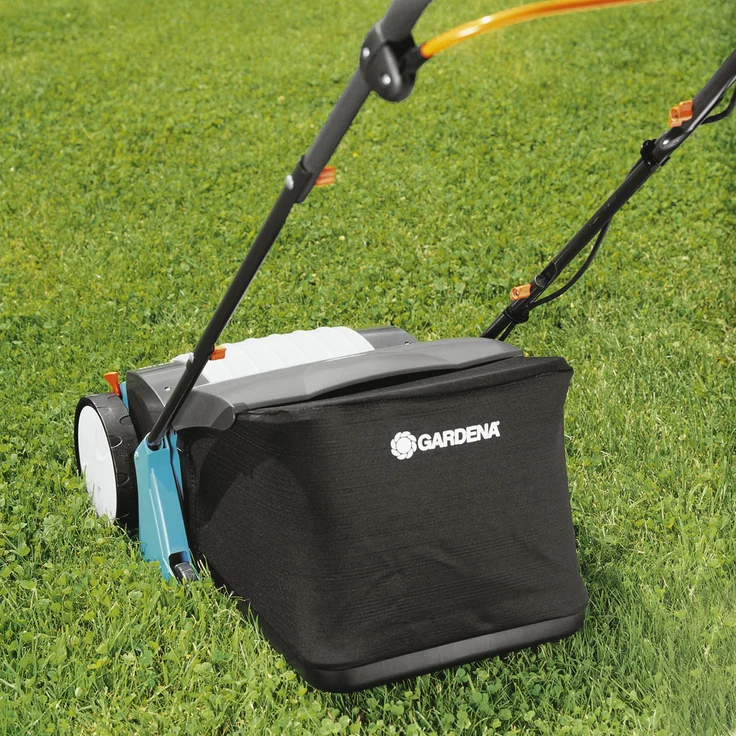 GARDENA Elektro-Vertikutierer EVC 1000: Rasenlüfter mit Arbeitsbreite 30 cm, 1000 W, Rasenfläche bis 1000 m², Verstellhebel für Arbeitstiefe, teilbares Gestänge, Räder mit Spezialprofil (4068-20) – Bild 5