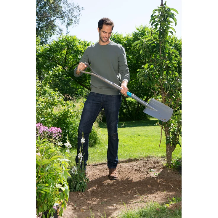 GARDENA NatureLine Spaten: Gartenspaten aus Qualitätsstahl zum Umgraben und Ausheben, sicherer Trittsteg, Stiel aus FSC-Eschenholz, D-Griff (17000-20) – Bild 10