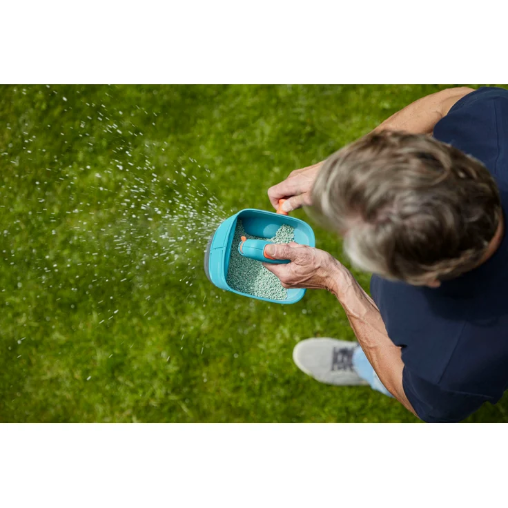 GARDENA Handstreuer M: Streuer fr einfaches Ausbringen von Dnger, Samen  und Streusalz mit einer Streubreite von 1 - 4 m, fr Rasenflche bis ca.  100 m, 4-stufige Mengeneinstellung (431-20) 1,8 l: Tests, Infos &  Preisvergleich