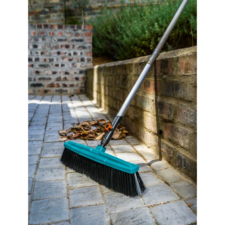 GARDENA combisystem Straßenbesen + Holzstiel 130 cm (03622-30) – Bild 4