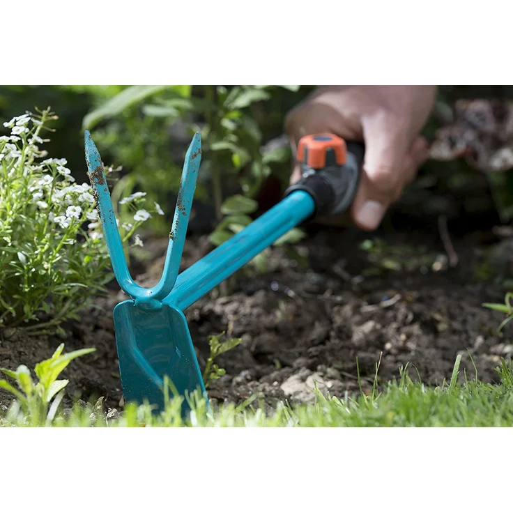 GARDENA combisystem-Kleinhäckchen: Kleine Gartenhacke zum Bodenlockern und Unkraut jäten, rostgeschützt, schmutzunempfindlich, verlängerbar (8913-20) – Bild 2