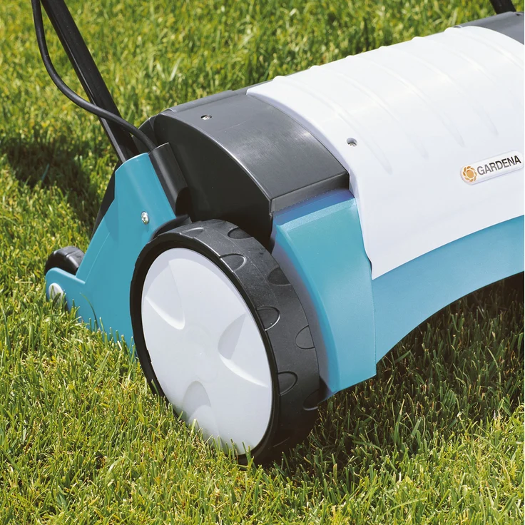 GARDENA Elektro-Vertikutierer EVC 1000: Rasenlüfter mit Arbeitsbreite 30 cm, 1000 W, Rasenfläche bis 1000 m², Verstellhebel für Arbeitstiefe, teilbares Gestänge, Räder mit Spezialprofil (4068-20) – Bild 3
