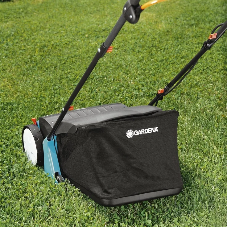 GARDENA Elektro-Rasenlüfter ES 500: Vertikutierer mit Arbeitsbreite 30 cm, Rasenfläche bis 600 m², Leistung 500 W, Verstellhebel für Arbeitstiefe, teilbares Gestänge, Räder mit Spezialprofil (4066-20) – Bild 4