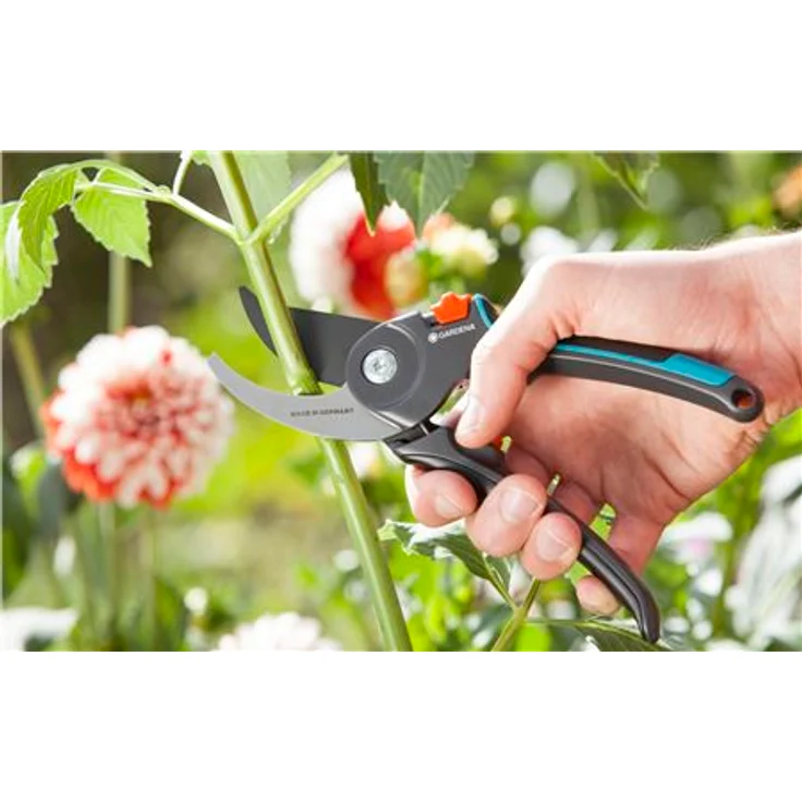 GARDENA Gartenschere B-M: Pflanzenschonende Baumschere mit Bypass-Schneide für Äste und Zweige, max. Schneid-Durchmesser 24 mm, integrierte Feder im Griff, antihaftbeschichtetes Obermesser 8904-20 mittelgroß – Bild 2