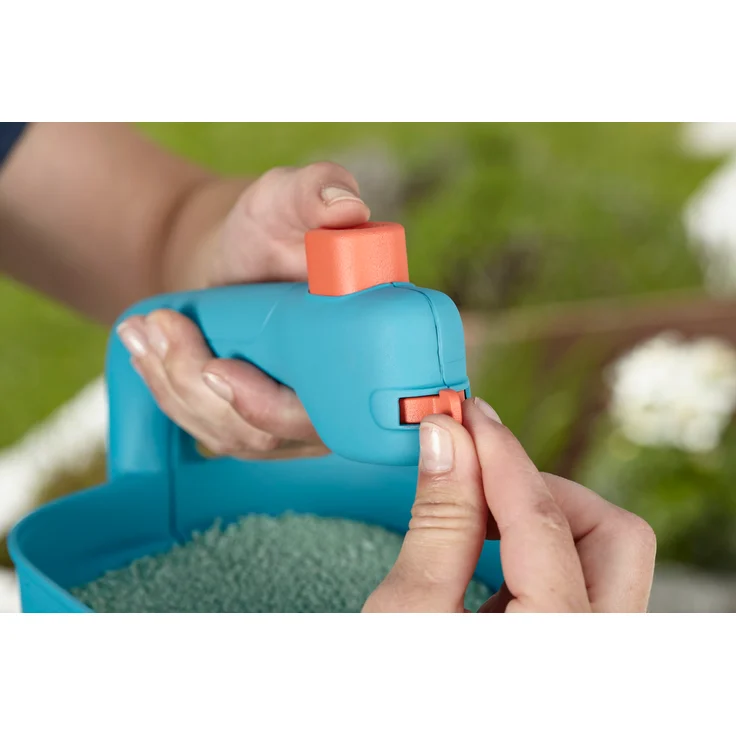 GARDENA Handstreuer M: Streuer fr einfaches Ausbringen von Dnger, Samen  und Streusalz mit einer Streubreite von 1 - 4 m, fr Rasenflche bis ca.  100 m, 4-stufige Mengeneinstellung (431-20) 1,8 l: Tests, Infos &  Preisvergleich