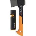 Fiskars Set Universalaxt X7-XS, Mit Axt- und Messerschärfer, Länge: 35,5 cm, Schwarz-Orange, 1020183 (Limitierte Auflage)