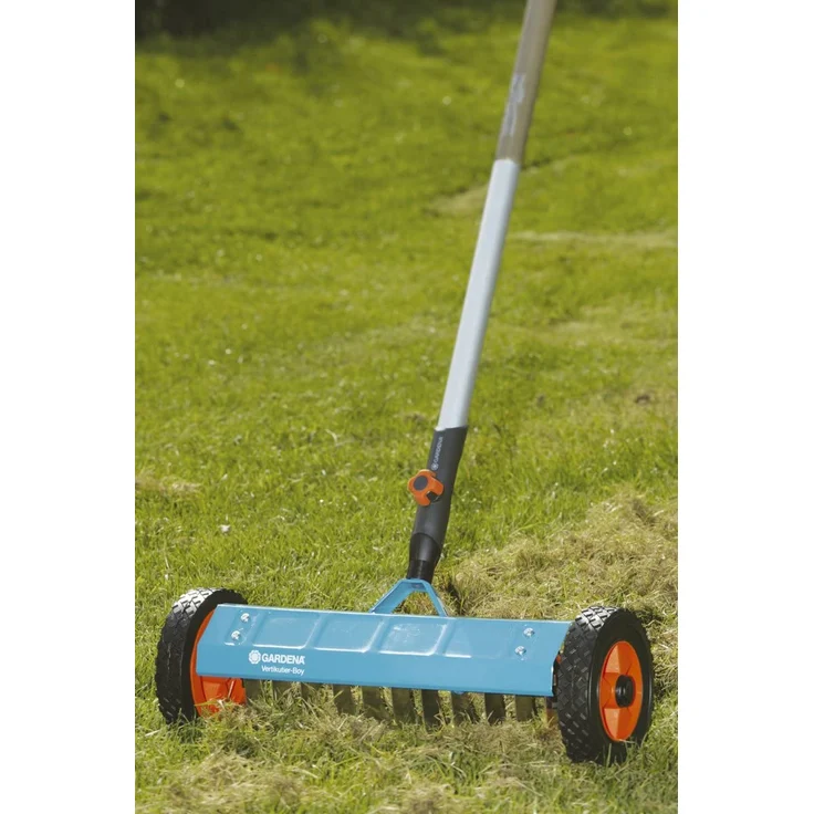 GARDENA combisystem-Vertikutier-Boy: Hand-Vertikutierer zur Beseitigung von Moos, Unkraut und Rasenfilz, 32 cm Arbeitsbreite, mit robusten Rädern und Hubachse zum leichteren Arbeiten (3395-20) – Bild 2