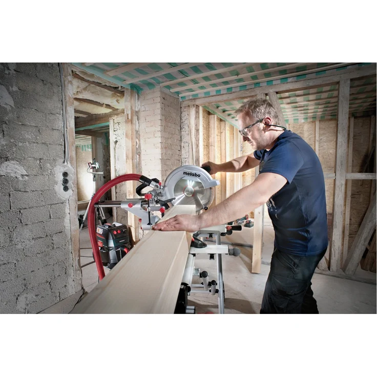 Metabo KGS 254 M Kapp- und Gehrungsäge, Zug- und Kappfunktion, 1800 W, Sägeblatt Ø 254 mm, Schnittbreite 305 mm, beidseitig schwenkbarer und nach links neigbarer Sägekopf, Laser, LED-Licht 602540000 – Bild 8