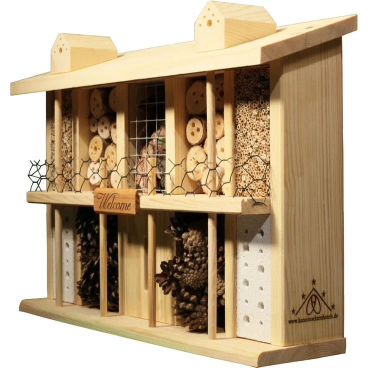 LUXUS-INSEKTENHOTEL Insektenhotel Bausatz "Landsitz Superi." mit 10 Zimmern, Dachgauben und Welcome-Schild, inkl. Holzdübel und Bauanleitung