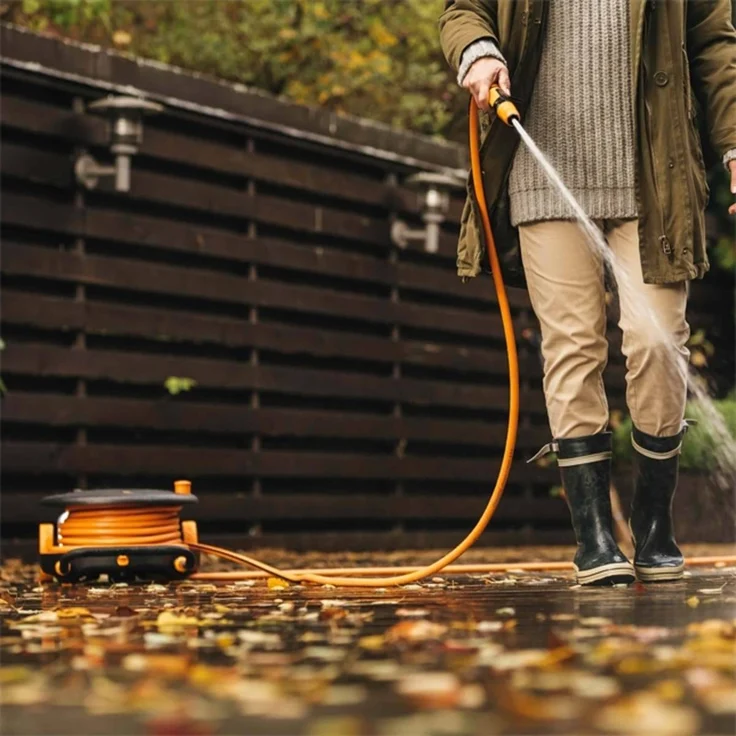 Fiskars Waterwheel M mit 20 m Schlauch (1023643) Zubehörfach mit Zubehör freite Platzierung 360° Drehung Schlauchwagen – Bild 7