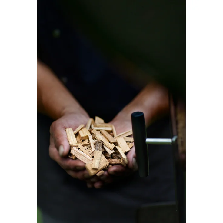 RÖSLE Räucherchips Kirsche, 750 g, für Räucherbox auf Smoker, Holzkohle- und Gasgrills, rauchaktiv, naturbelassenes Holz – Bild 2