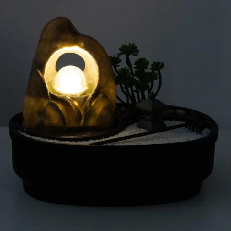 Lemodo Zimmerbrunnen Tischbrunnen mit Zen-Garten, Pumpe mit LED-Beleuchtung und Miniatur-Rechen, Polyresin, LED-Beleuchtung, inklusive Kieselsteine, Splitt (Buddha) – Bild 3
