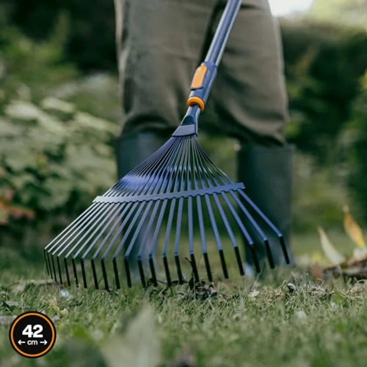 Fiskars OneClick Metall-Fächerbesen, Robuster Rasenrechen-Aufsatz mit 42 cm Breite, Schwarz/Orange, zum Entfernen von Moos und Rasenfilz, einfaches Wechseln mit nur einem Klick – Bild 5