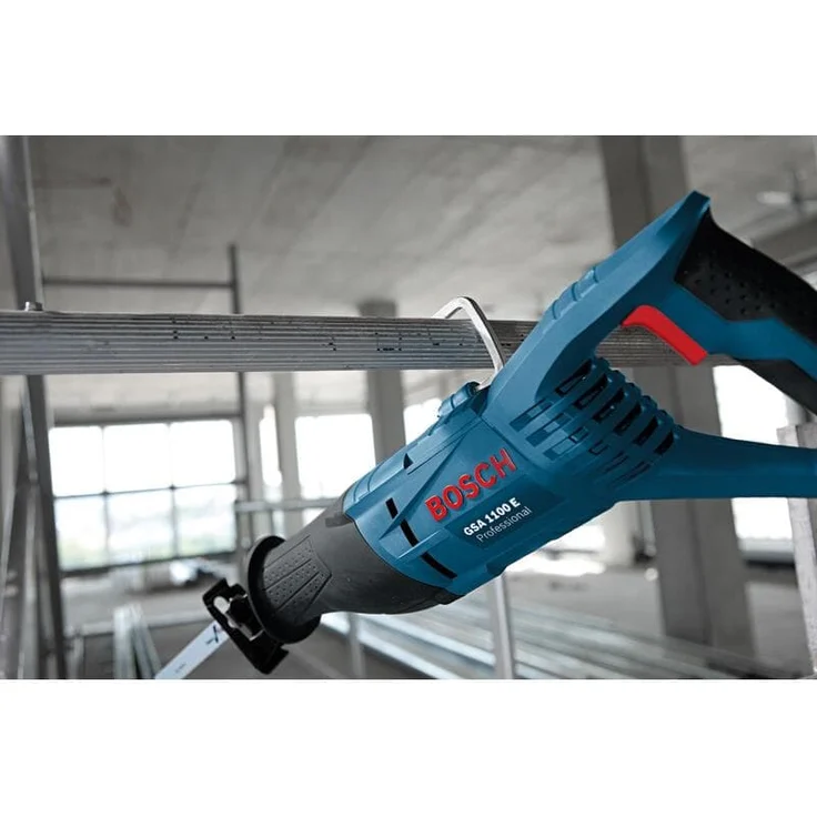 Bosch Professional Professional Säbelsäge GSA 1100 E (1100 Watt, inkl. 1 x Säbelsägeblatt S 2345 X für Holz, 1x Säbelsägeblatt S 123 XF für Metall, im Koffer) – Bild 6