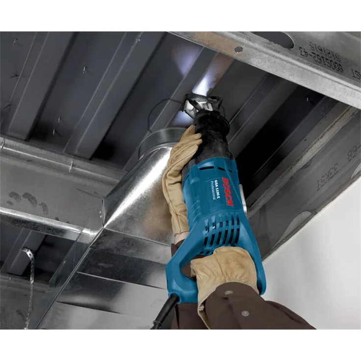 Bosch Professional Professional Säbelsäge GSA 1100 E (1100 Watt, inkl. 1 x Säbelsägeblatt S 2345 X für Holz, 1x Säbelsägeblatt S 123 XF für Metall, im Koffer) – Bild 5