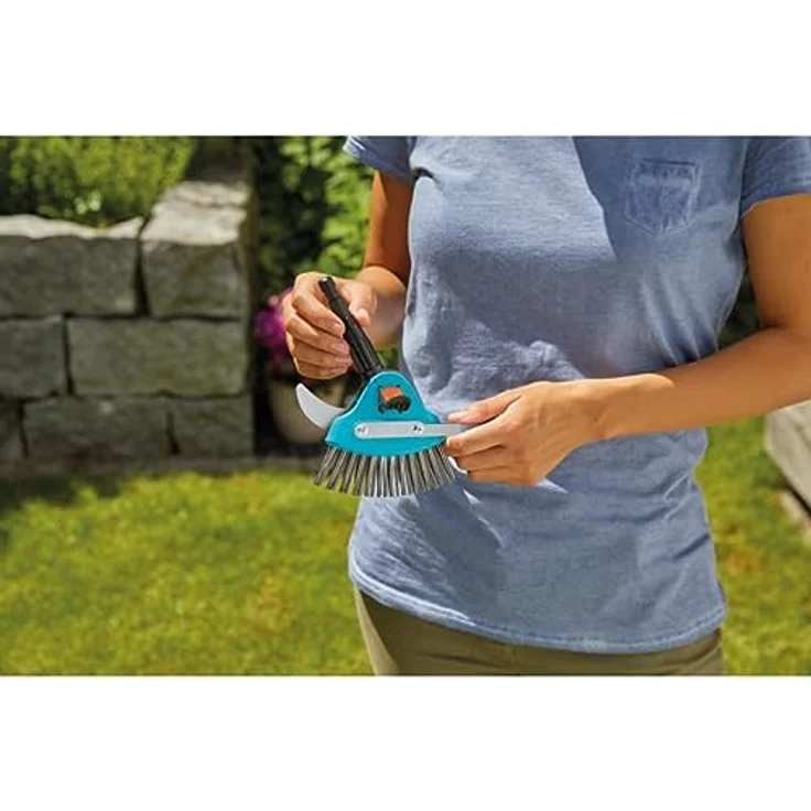 Gardena combisystem-3in1 Fugenreiniger: Multifunktions-Gartenhelfer zum Entfernen von Unkraut und Moos an schmalen und Breiten Fugen, Metallborsten, Edelstahlmesser. Passend zu CS-Stielen (03608-20) – Bild 5