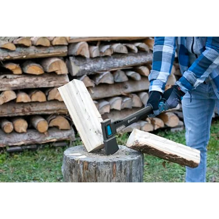 GARDENA Universalaxt 1400 A: Vielseitige Axt für verschiedene Holzarbeiten, Antihaftbeschichtung, Schlagschutz, Hammerfunktion, 60 cm (8716-48) – Bild 2