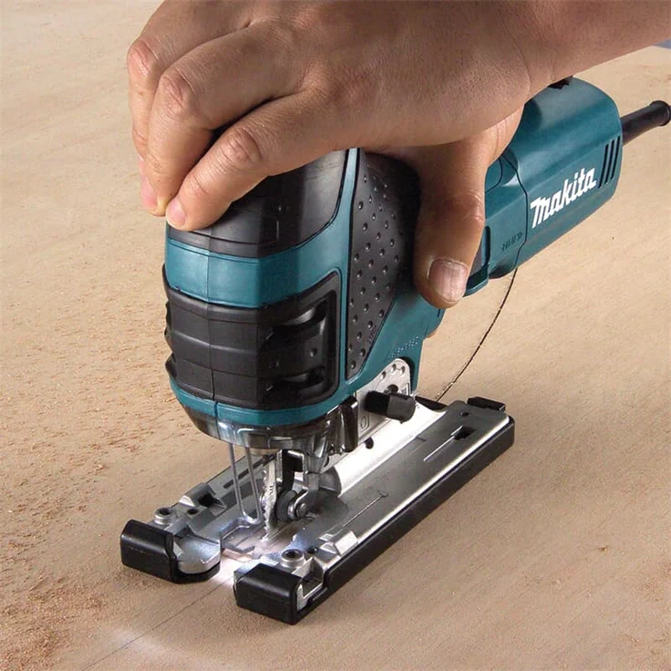 Makita Stichsäge 4351FCTJ (720 Watt, Schnitttiefe in Holz: 135mm, inkl. Absaugstutzen, Gleitschuh, LED, 6x Sägeblatt, im Makpac) – Bild 4