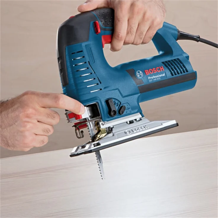 Bosch Professional Stichsäge GST 160 B (800 Watt, 160 mm Schnitttiefe in Holz, inkl. Absaug-Set, 1 Spanreißschutz, 3 Sägeblätter, in L-BOXX) – Bild 5
