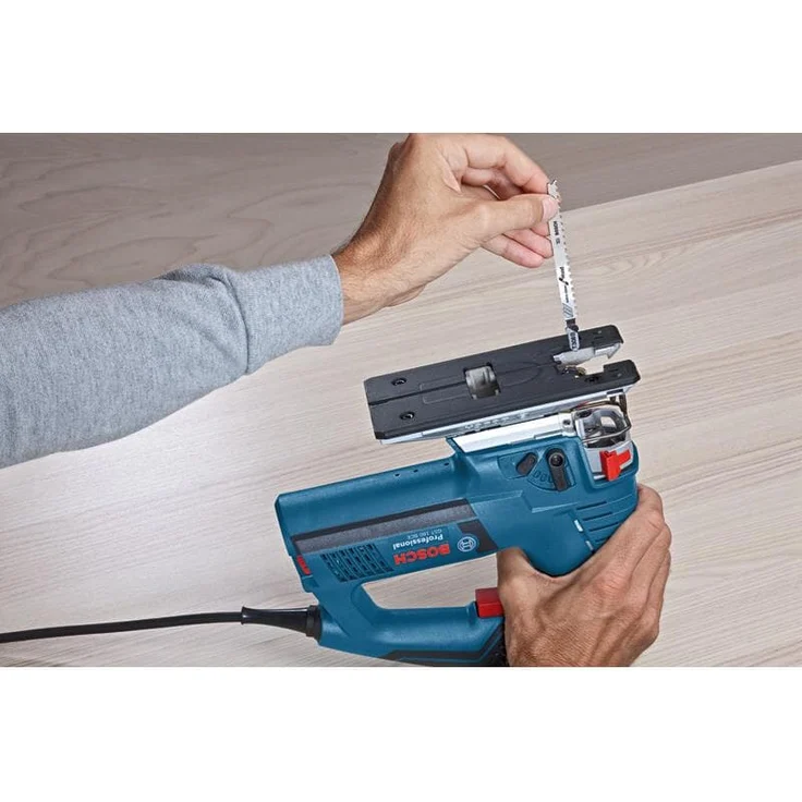 Bosch Professional Stichsäge GST 160 B (800 Watt, 160 mm Schnitttiefe in Holz, inkl. Absaug-Set, 1 Spanreißschutz, 3 Sägeblätter, in L-BOXX) – Bild 3