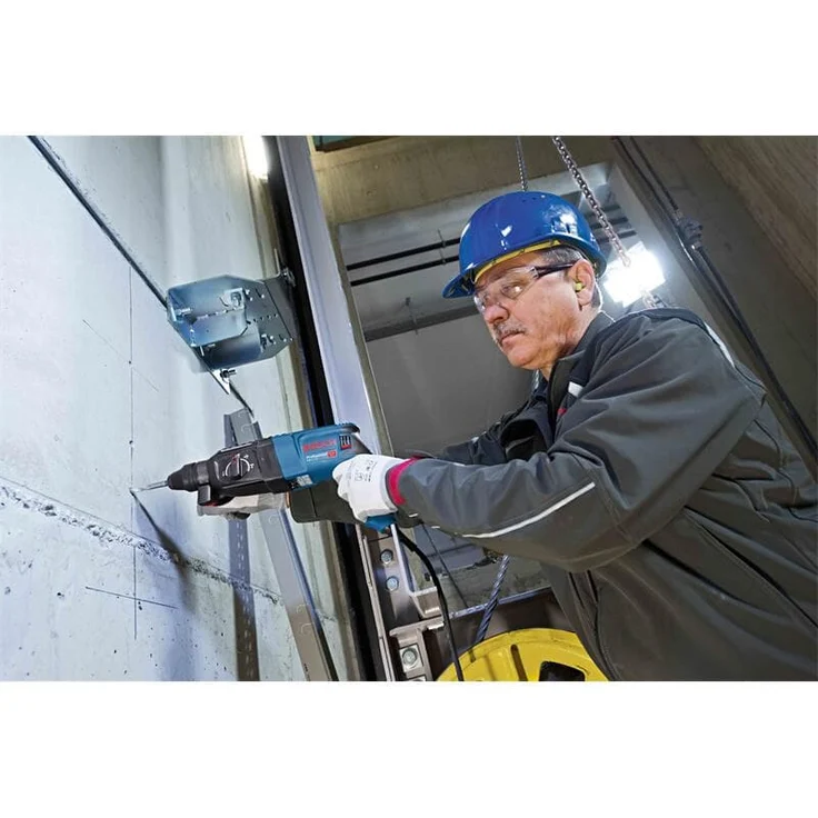 Bosch Professional Bohrhammer GBH 2-26 mit Tiefenanschlag, Zusatzhandgriff, 830 Watt-Motor, 2,7 Joule, SDS-Plus Werkzeugaufnahme, Transportkoffer – Bild 4