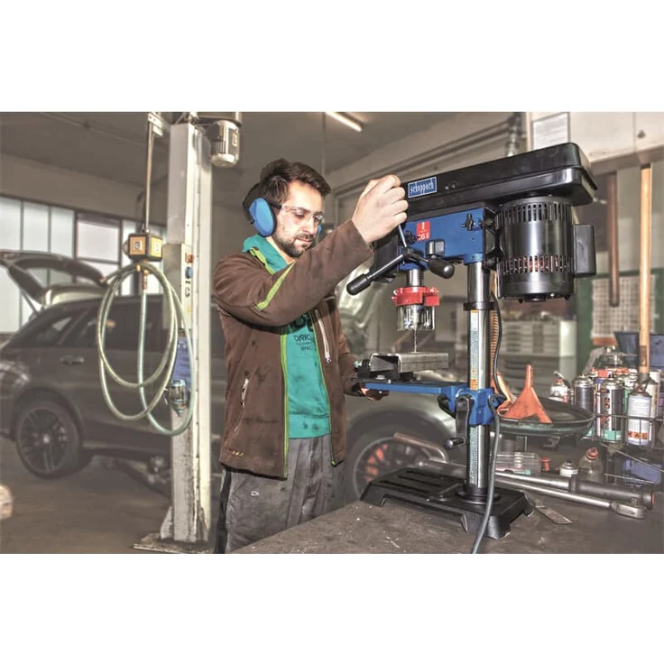 Scheppach Tischbohrmaschine DP16SL mit Schraubstock (550 W, Gusseisen-Kostruktion, 5 Geschwindigkeiten, Bohrfutter Spannbereich: 16mm, integrierter Laser, inkl. Schraubstock) - für Holz, Metall und alle gängigen Kuststoffe – Bild 8