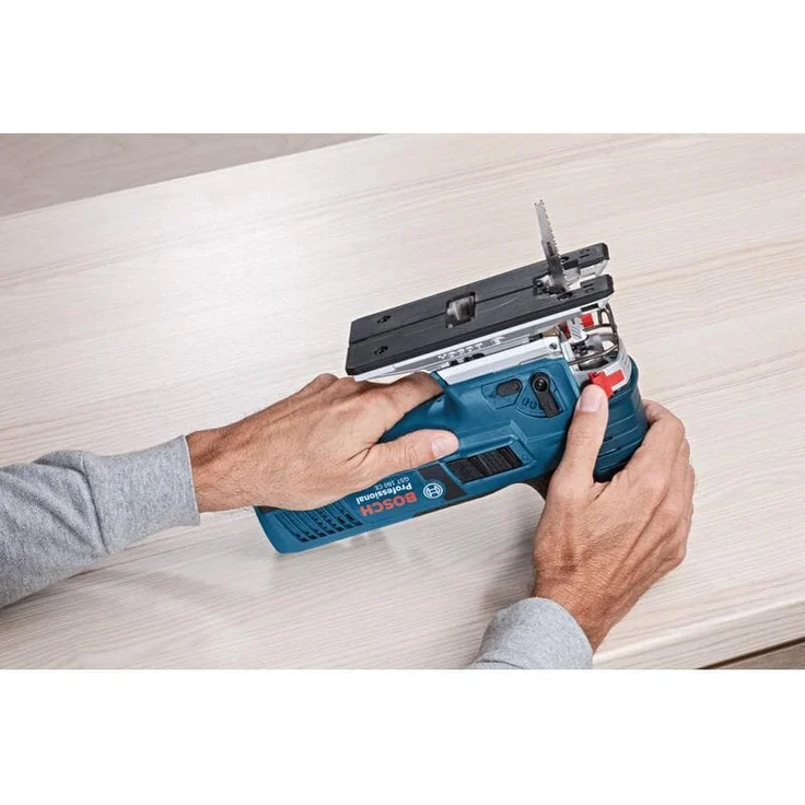 Bosch Professional Stichsäge GST 160 (800 Watt, Schnitttiefe in Holz: 160 mm, 3x Sägeblatt, Spanreißschutz, Staubabsaugungs-Set, in L-BOXX) – Bild 5